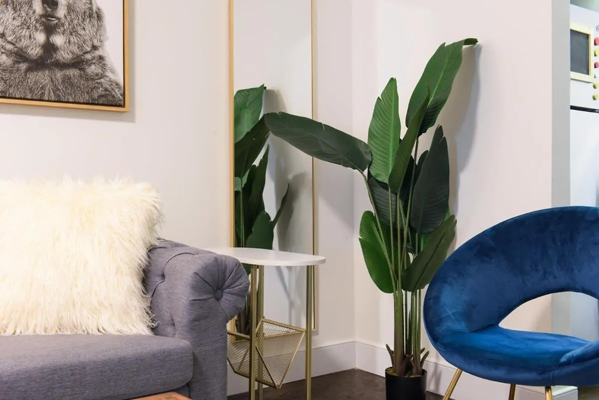39-3 Newly Renovated 3 Br Apartment New York